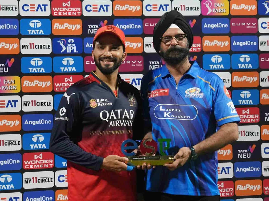 Rajat Patidar taking a award
